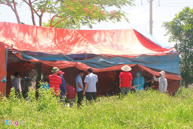 Hiện trường nơi khai quật tử thi bà Hoa. Ảnh: P.H.