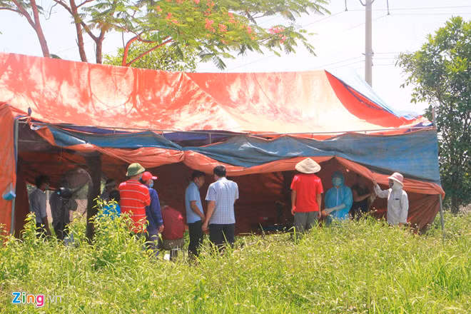 Hiện trường nơi khai quật tử thi bà Hoa. Ảnh: P.H.