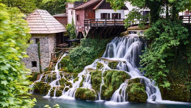 Rastoke: Nằm trên bờ sông Slunjcica, ngôi làng Rastoke gây ấn tượng với những ngôi nhà nhỏ, những cây cầu gỗ bắc qua sông kết nối các con đường nhỏ. Không khí ở đây rất trong lành và yên tĩnh, thích hợp cho hoạt động nghỉ ngơi và du ngoạn trên sông.