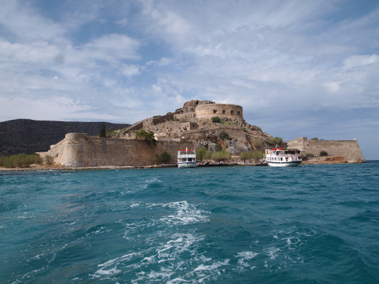 Ngày nay, nhiều du khách ghé thăm hòn đảo Spinalonga của Hy Lạp và có thể cảm nhận rõ sự cô đơn, đau khổ mà những bệnh nhân mắc bệnh hủi từng trải qua.