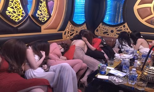 Bên trong các nhà hàng không thể thiếu món "đặc sản" chân dài.