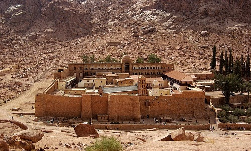 Được xây dựng ở chân núi Sinai, Hoàng đế Justinian đã cho xây dựng tu viện Saint Catherine trong khoảng thời gian từ năm 527 - 565.