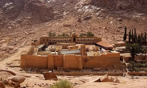 Được xây dựng ở chân núi Sinai, Hoàng đế Justinian đã cho xây dựng tu viện Saint Catherine trong khoảng thời gian từ năm 527 - 565.