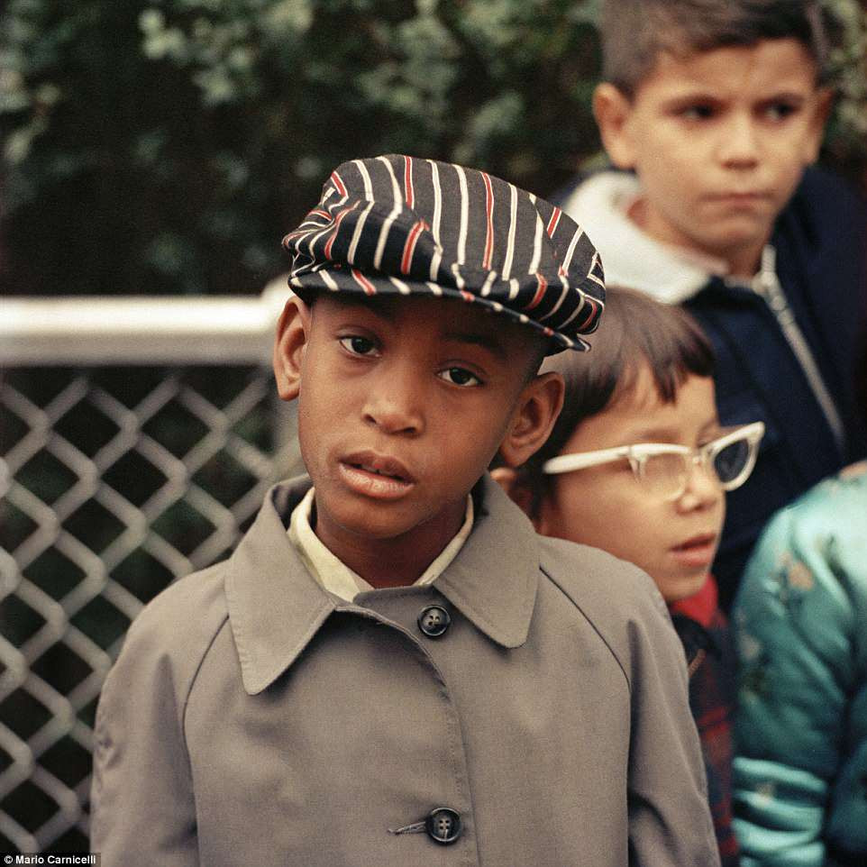 Gương mặt trong sáng của các em học sinh ở thành phố New York của Mỹ năm 1966.