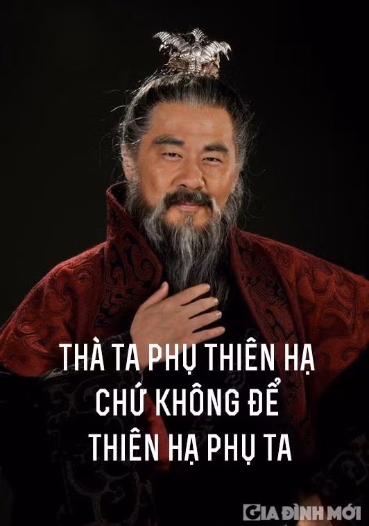 Những câu nói nổi tiếng của Tào Tháo từng là 'kim chỉ nam' cho giúp ông đạt được những thành công lớn trong cuộc đời mình, đồng thời cũng khiến đời sau đáng để suy ngẫm. 1. 'Thà ta phụ thiên hạ chứ không để thiên hạ phụ ta'. 'Người không vì mình trời chu đất diệt', đây dường như chính là triết lý sống cả đời của Tào Tháo. Chính sự đa nghi khiến ông không thể tin vào bất kỳ ai ngoài bản thân mình. Với Tào Tháo, bất kỳ ai bên cạnh cũng đều có thể quay lưng, 'trở mặt' với mình, nên ông càng sống ngờ vực và nắm thế chủ động trong mọi việc. Câu nói này nhắc nhở chúng ta đừng quá tin người mà hãy sống có chút đề phòng, hoài nghi để đề phòng người khác lừa gạt, phản bội.