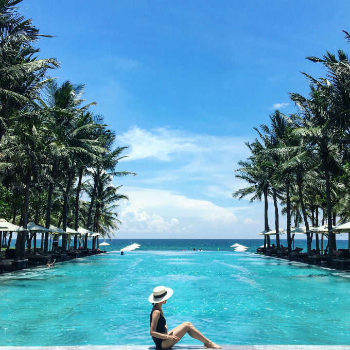 Đây không phải năm đầu tiên bể bơi ở khu resort này lọt vào danh sách trên. Nằm trên bờ biển Hà My đẹp bậc nhất châu Á, bể bơi vô cực trong khu nghỉ hướng ra biển nước xanh trong chẳng kém màu nước biển, đem lại trải nghiệm tuyệt vời dành cho du khách. Khu nghỉ cách bân bay quốc tế Đà Nẵng 30 phút lái xe. Phố cổ Hội An cách đó 10 phút di chuyển.