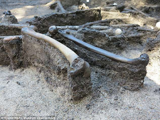 Những cuộc chiến diễn ra trên quy mô lớn với sự tham gia của nhiều người ở nhiều lứa tuổi khác nhau.