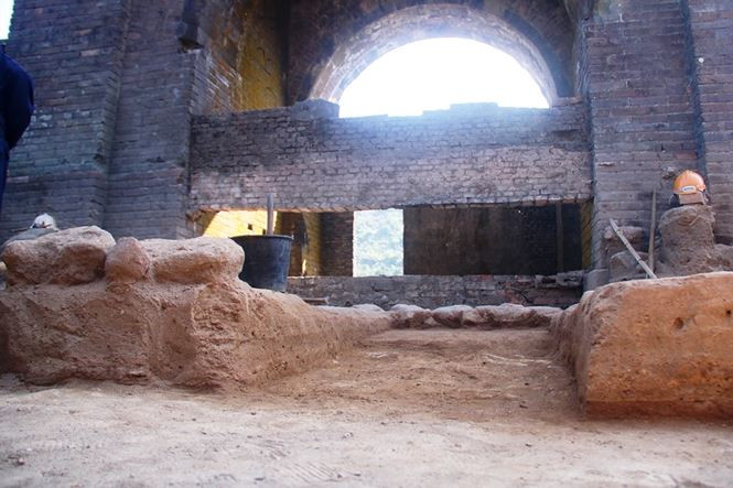 Lối đi dẫn lên cổng "Thiên hạ đệ nhất hùng quan" đã được định hình sau khai quật. Ảnh Nguyễn Thành