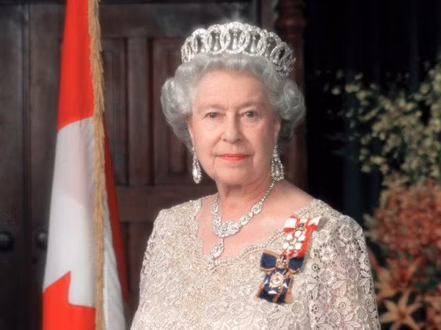 Một trong những quy tắc mà gia đình Hoàng gia Anh phải tuân thủ là không được chạm vào Nữ hoàng Elizabeth II.