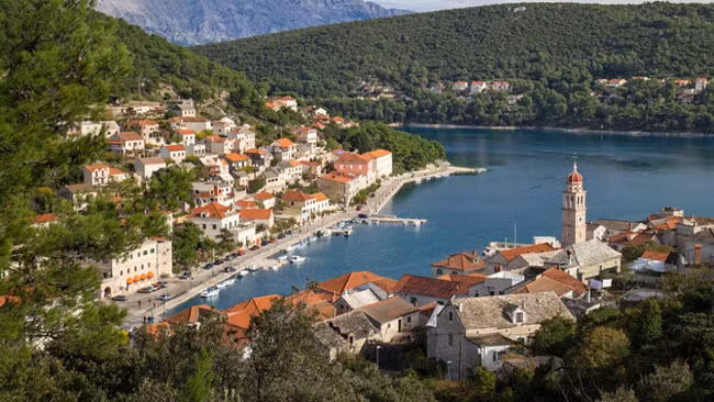 Pucisca: Nằm trên sườn những ngọn đồi xanh tốt ngay sát biển, thị trấn Pucisca là địa điểm lý tưởng cho các hoạt động giải trí, từ tìm hiểu các tác phẩm đá tới nghỉ ngơi trên bãi biển cũng như thưởng thức ẩm thực địa phương hấp dẫn.