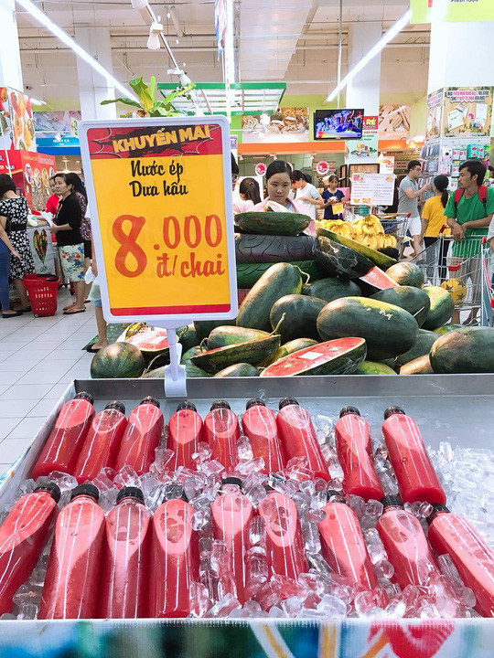Nước ép dưa hấu đóng chai tại BigC là sản phẩm mới trong đợt giải cứu này