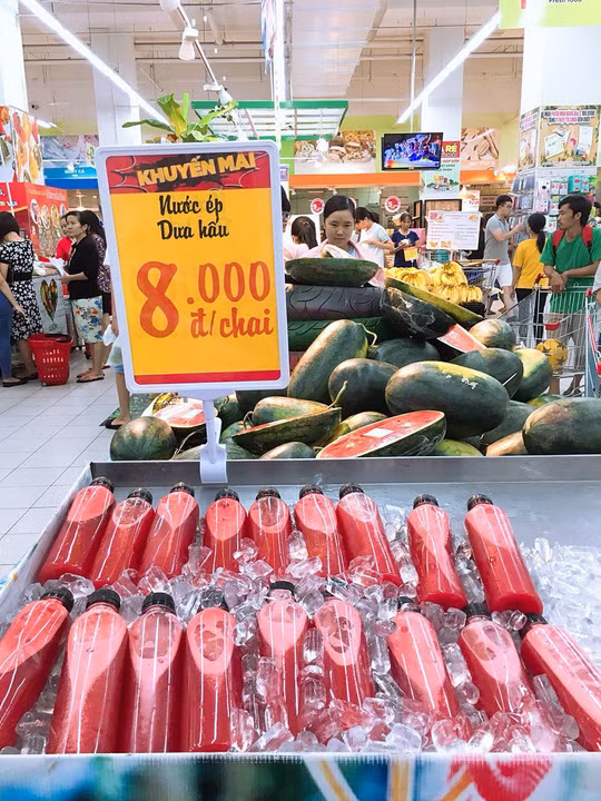 Nước ép dưa hấu đóng chai tại BigC là sản phẩm mới trong đợt giải cứu này