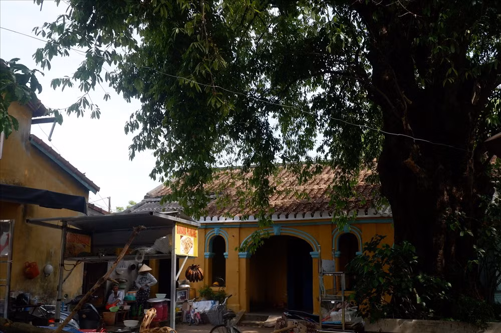 Một góc nhà thờ Võ tộc, nơi thờ ông Võ Bá Lễ - người đã trùng tu lại giếng cổ từ thời Pháp thuộc. Ảnh: TH