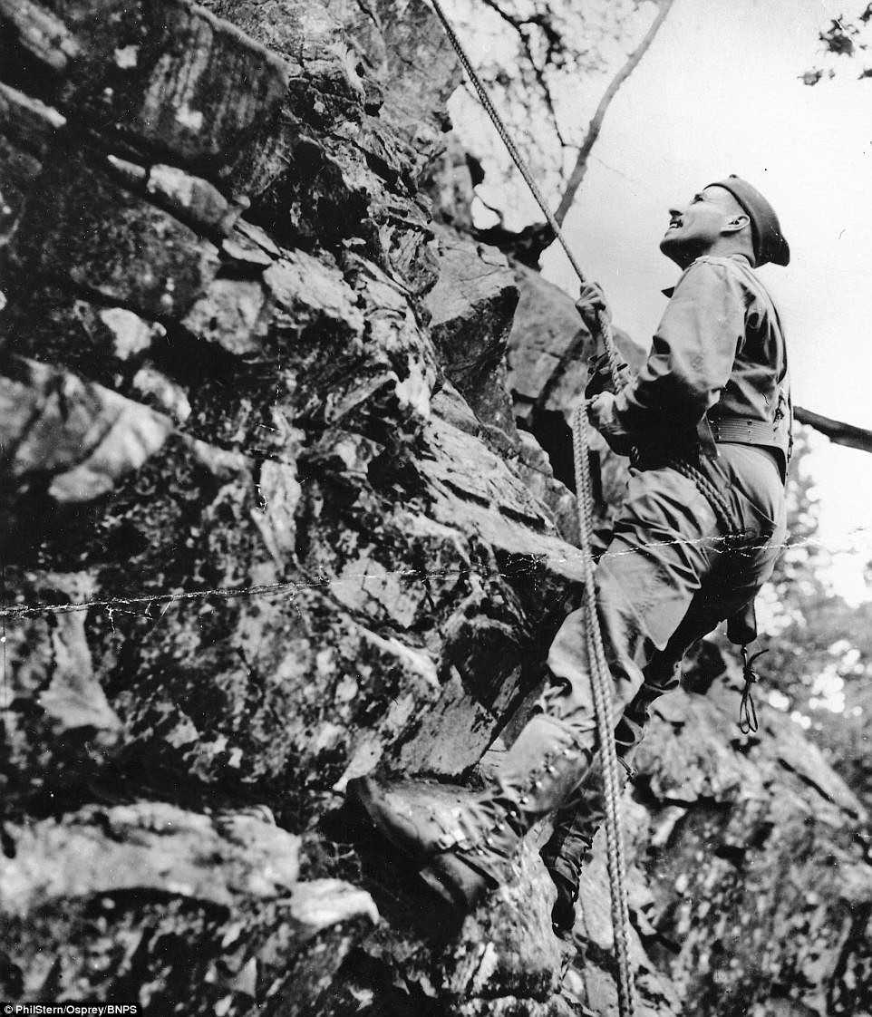 Một lính Mỹ luyện tập kỹ năng leo núi trong khóa huấn luyện.