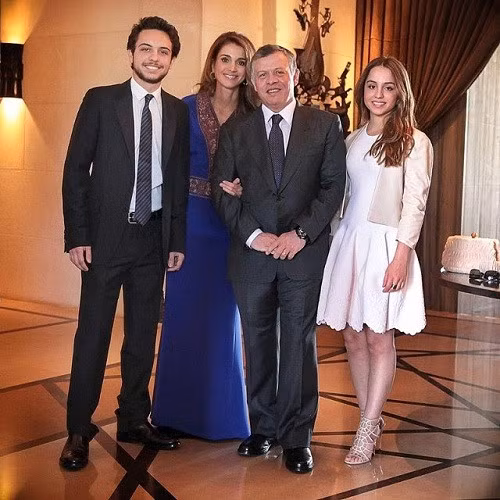 Đến năm 1999, nhà vua Hussein chỉ định Hoàng tử Abdullah kế vị ngai vàng trước khi ông qua đời vào 2 tuần sau. Sau khi Abdullah II lên ngôi Quốc vương Jordan vào ngày 7/2/1999, Rania trở thành Hoàng hậu trẻ nhất thế giới khi nhận ngôi vị cao qúy này vào ngày 22/3 cùng năm. Khi ấy, bà mới 28 tuổi.