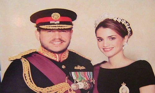 Một mối tình hoàng gia tuyệt đẹp khác được công chúng vô cùng quan tâm là mối tình giữa Quốc vương Jordan Abdullah II và Hoàng hậu Rania Al Abdullah.