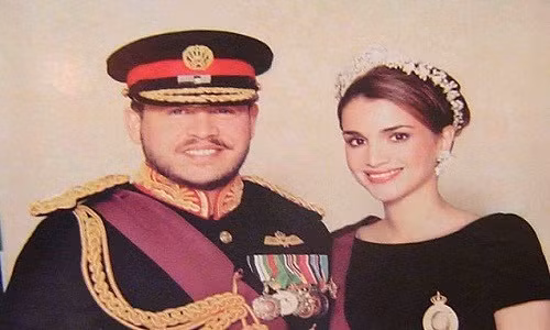 Một mối tình hoàng gia tuyệt đẹp khác được công chúng vô cùng quan tâm là mối tình giữa Quốc vương Jordan Abdullah II và Hoàng hậu Rania Al Abdullah.