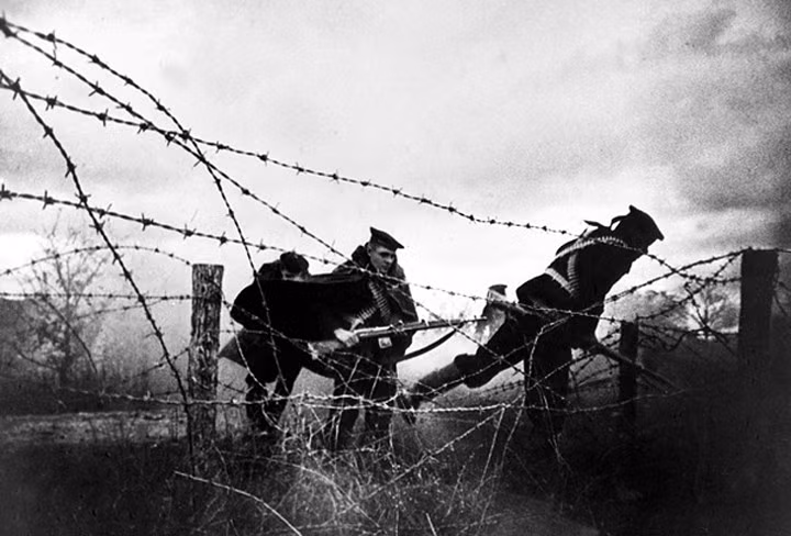 Thủy quân lục chiến của lực lượng đổ bộ Hạm đội Biển Đen trong một chiến dịch quân sự của Hải quân Liên Xô để giành lại Novorossiysk trong Thế chiến II.