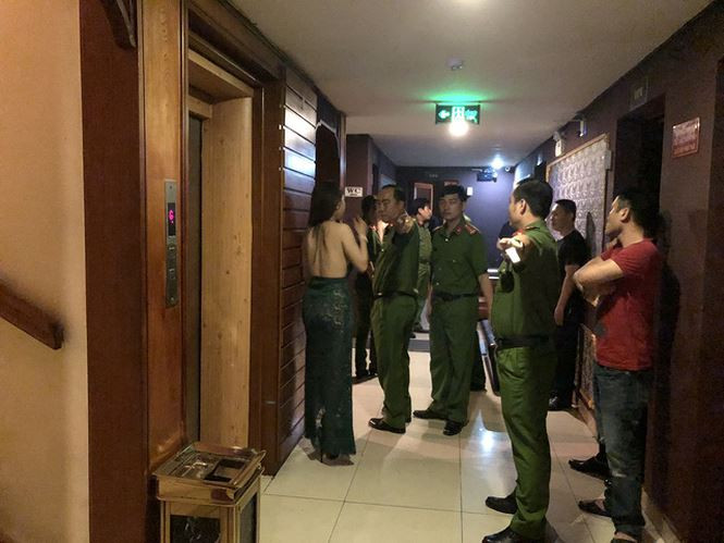 Những tiếp viên nhốn nháo tháo chạy khi công an ập vào kiểm tra