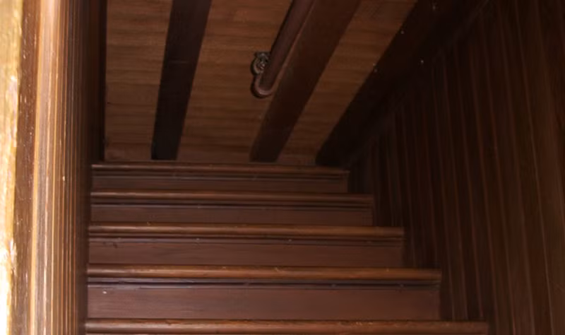 Theo đó, biệt thự Winchester gây chú ý khi có tới 161 căn phòng, 40 cầu thang (một số trong đó không dẫn tới đâu cả), 10.000 cửa sổ và 2.000 cửa ra vào.