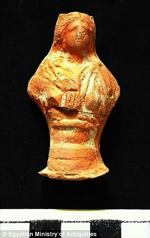 Nguyên do là vì đồng tiền này có in hình pharaoh Ai Cập Ptolemy III. Ông hoàng này cai trị Ai Cập vào thế kỷ thứ 3.