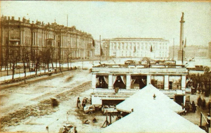 Những sự kiện giải trí này thu hút khá đông người dân đến xem.