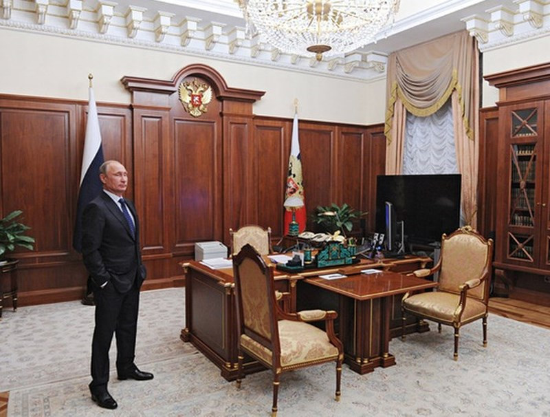 Điện Kremlin nằm ngay trung tâm, bên bờ trái sông Moscow, trên đồi Borovitskii. Trước đây, cung điện là nơi vua Nga dùng để điều hành triều đình. Ngày nay, cung điện được sử dụng vào mục đích chính trị. Điện Kremlin là tổ hợp pháo đài lịch sử nhìn ra Quảng trường Đỏ tại Moscow, gồm cung điện Kremlin, nhà thờ Kremlin, tường thành Kremlin và tháp Kremlin.