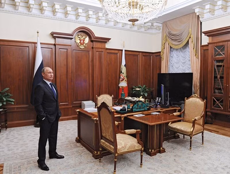 Điện Kremlin nằm ngay trung tâm, bên bờ trái sông Moscow, trên đồi Borovitskii. Trước đây, cung điện là nơi vua Nga dùng để điều hành triều đình. Ngày nay, cung điện được sử dụng vào mục đích chính trị. Điện Kremlin là tổ hợp pháo đài lịch sử nhìn ra Quảng trường Đỏ tại Moscow, gồm cung điện Kremlin, nhà thờ Kremlin, tường thành Kremlin và tháp Kremlin.