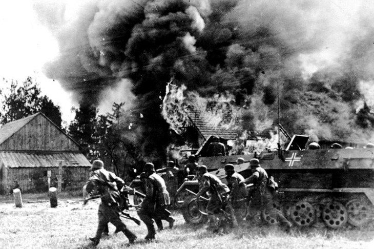 Binh sĩ Đức với sự hỗ trợ của xe thiết giáp chở quân, tiến vào một ngôi làng Nga vào ngày 26/6/1941. Ảnh: AP