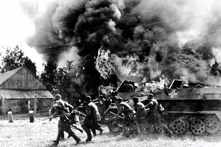 Binh sĩ Đức với sự hỗ trợ của xe thiết giáp chở quân, tiến vào một ngôi làng Nga vào ngày 26/6/1941. Ảnh: AP