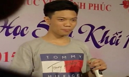 Nam sinh Vĩnh Phúc tỏ tình với bạn gái cùng lớp. Ảnh cắt từ clip.