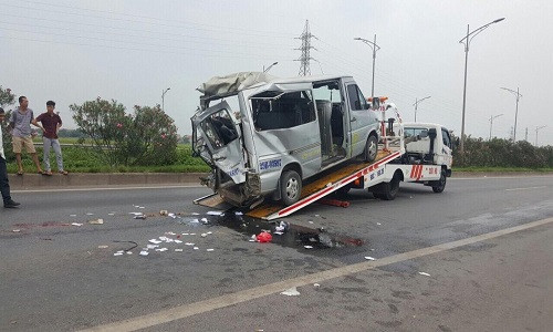 Chiếc xe khách bị bẹp dúm sau khi bị xe tải tông phải (Ảnh Báo Bắc Giang).