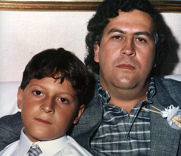 Trước khi thành lập đường dây mua bán và vận chuyển ma túy vào thị trường Mỹ, Pablo Escobar thực hiện hàng loạt hành động phạm pháp như: kinh doanh thuốc lá lậu, vé số giả, trộm cắp xe hơi, bắt cóc tống tiền...