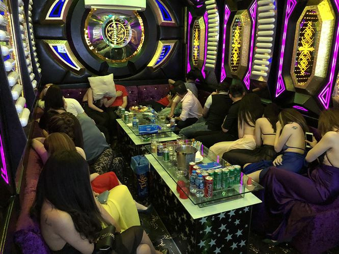 Một bàn nhậu trong nhà hàng chỉ ít trái cây và bia.