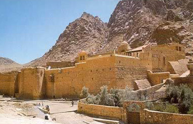 Bên trong tu viện Saint Catherine cũng gồm có thư viện cổ xưa, cất giữ nhiều cuốn sách, bảo thảo quý hiếm.