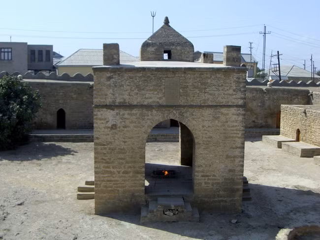Đền Ateshgah, Baku, Azerbaijan: Đây là ngôi đền có ngọn lửa bốc cháy suốt nhiều thế kỷ và được nhắc đến trong các câu chuyện từ xa xưa. Marco Polo cũng đề cập dến hiện tượng này khi ông đi qua đây vào thế kỷ 13. Khu vực ngôi đền và bảo tàng xung quanh là địa điểm thờ cúng linh thiêng và thu hút du khách.