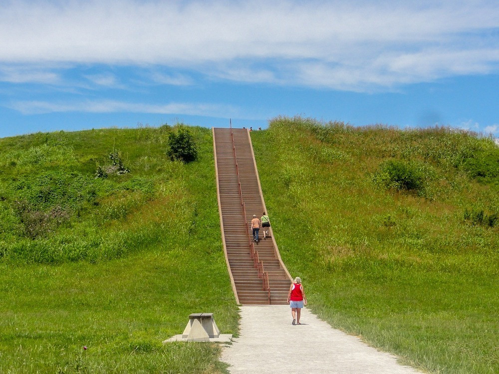 Theo các chuyên gia, chính vì những trận lũ lớn trên mà người dân Cahokia buộc phải rời khỏi thành phố và chung sống với các bộ tộc khác trong khu vực.