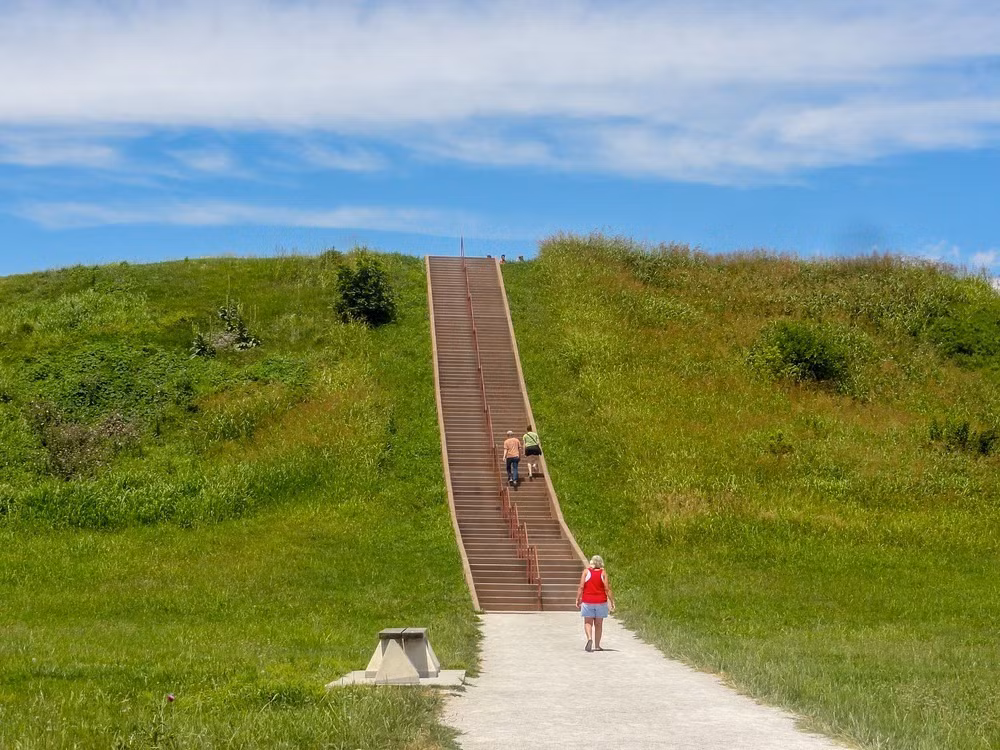 Theo các chuyên gia, chính vì những trận lũ lớn trên mà người dân Cahokia buộc phải rời khỏi thành phố và chung sống với các bộ tộc khác trong khu vực.