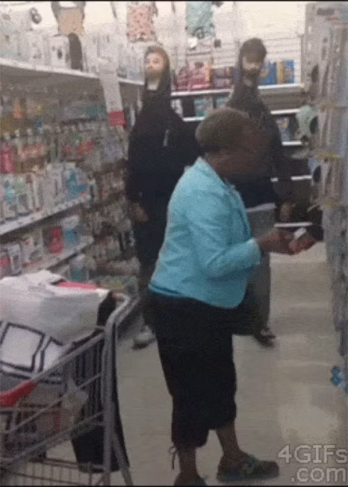 Tôi không quen hai anh, chào nhé.