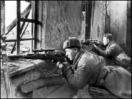 Trước tình hình ấy, Đức quốc xã đã cử một số tay súng bắn tỉa, trong đó có Heinz Thorwald thực hiện nhiệm vụ tiêu diệt Zaytsev.