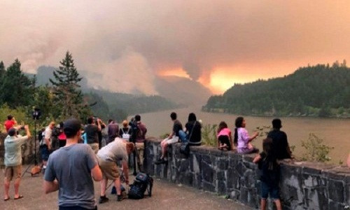 Du khách quan sát đám cháy rừng tháng 9/2017. - Ảnh: wildfiretoday.com