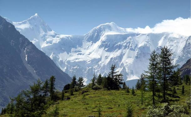 Albert Yu-Min Lin thuộc Đại học California, San Diego, Mỹ từng kêu gọi mọi người chung tay tìm kiếm vị trí mộ của Thành Cát Tư Hãn thông qua hình ảnh vệ tinh và liệt kê những địa điểm tiềm năng có thể là nơi yên nghỉ của vị thủ lĩnh Mông Cổ năm xưa.