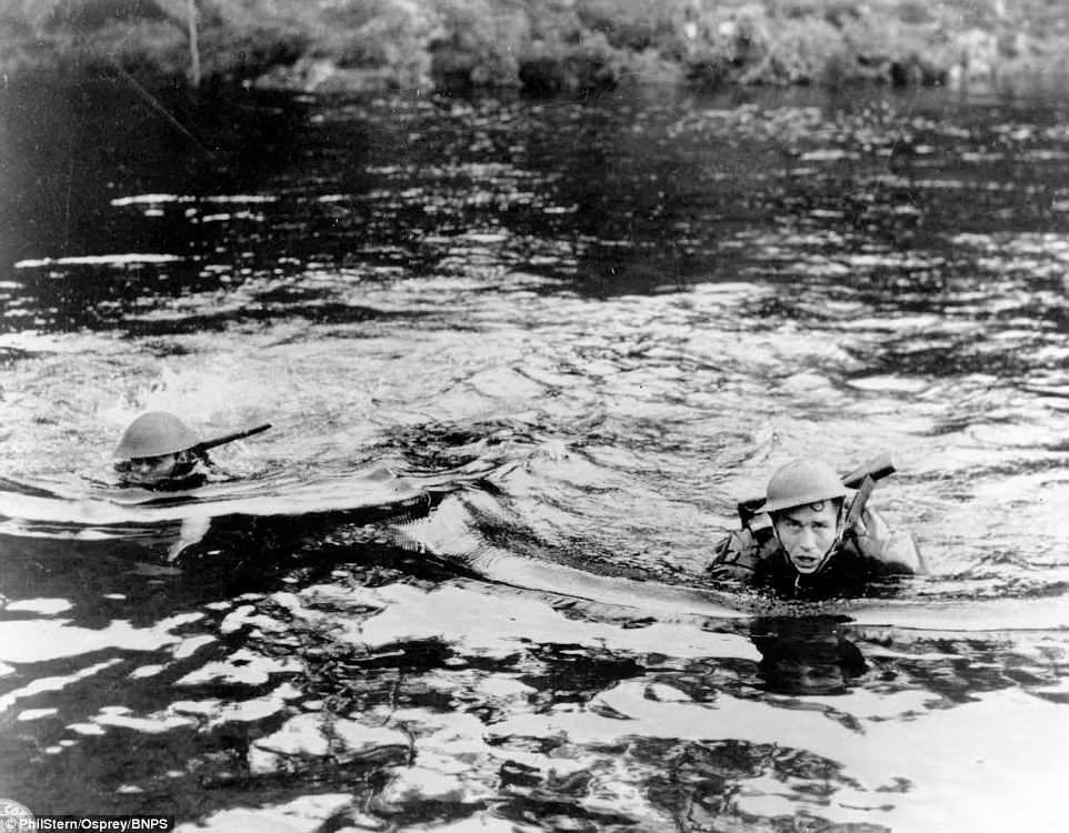 Hai người lính Mỹ trong buổi huấn luyện vượt sông.