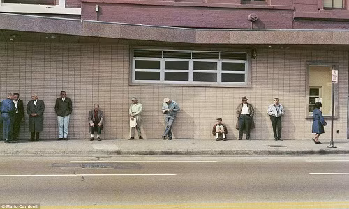 Những người đàn ông đứng bên ngoài một trung tâm việc làm ở Chicago.