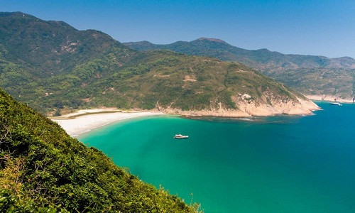 Long Ke Wan: Nằm ở góc Đông Bắc của Hong Kong, gần hồ chứa nước High Island, Long Ke Wan nằm trong chuỗi các bãi biển đẹp dọc theo vịnh Tai Long Wan. Nằm giữa những sườn đồi và rừng cây, Long Ke Wan không phải nơi dễ tiếp cận, tuy nhiên, khung cảnh tuyệt đẹp cùng tầm nhìn bao quát biển Nam Trung Hoa là món quà xứng đáng dành cho du khách khi đặt chân đến đây. Ảnh: Bangs Thought.