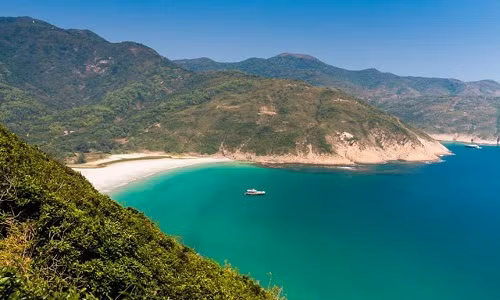 Long Ke Wan: Nằm ở góc Đông Bắc của Hong Kong, gần hồ chứa nước High Island, Long Ke Wan nằm trong chuỗi các bãi biển đẹp dọc theo vịnh Tai Long Wan. Nằm giữa những sườn đồi và rừng cây, Long Ke Wan không phải nơi dễ tiếp cận, tuy nhiên, khung cảnh tuyệt đẹp cùng tầm nhìn bao quát biển Nam Trung Hoa là món quà xứng đáng dành cho du khách khi đặt chân đến đây. Ảnh: Bangs Thought.