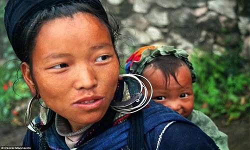 Hình ảnh mẹ cõng con ở Sapa, Việt Nam là một trong những bức ảnh đẹp của nhiếp ảnh gia người Bỉ Pascal Mannaerts. Đây là tác phẩm nằm trong chủ đề tình mẹ con của nhiếp ảnh gia Mannaerts thực hiện ở nhiều nước trên thế giới.