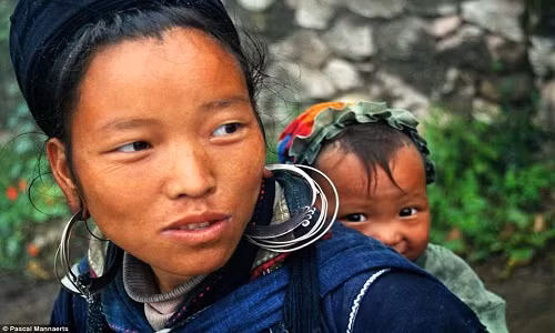 Hình ảnh mẹ cõng con ở Sapa, Việt Nam là một trong những bức ảnh đẹp của nhiếp ảnh gia người Bỉ Pascal Mannaerts. Đây là tác phẩm nằm trong chủ đề tình mẹ con của nhiếp ảnh gia Mannaerts thực hiện ở nhiều nước trên thế giới.
