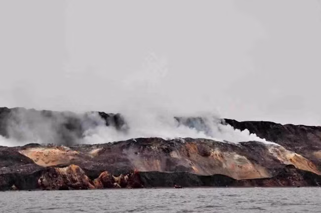  Smoking Hills, Canada: Cho đến nay, khi du khách đến đây vẫn nhận thấy khu vực Smoking Hills có mùi lưu huỳnh và khói bốc lên. Nguyên nhân do ở đây chứa khoáng lưu huỳnh giàu than non (than nâu), chúng bị đốt cháy tự nhiên khi các tĩnh mạch khoáng tiếp xúc với không khí. Địa điểm này được phát hiện lần đầu vào năm 1828.