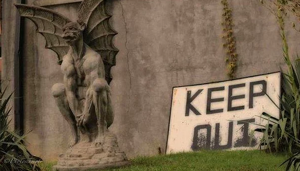 Theo một số tài liệu, khoảng 63.000 người đã tử vong tại bệnh viện Waverly Hills. Đến năm 1961, bệnh viện điều trị lao đóng cửa. Về sau, bệnh viện này trở thành bệnh viện tâm thần và hoạt động cho đến năm 1982 thì đóng cửa, bị bỏ hoang phế.